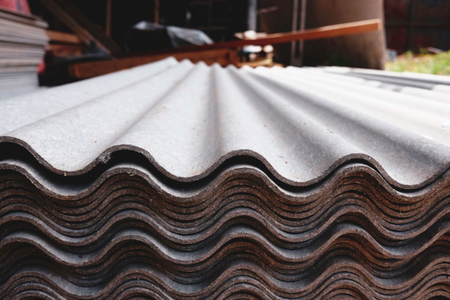 Stak af bølgede fibercementplader set fra siden